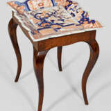 Prunkvolle Imari-Platte auf Tischgestell - Foto 1