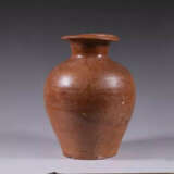 A BROWN-GLAZED JAR EASTERN WEI DYNASTY (386-534) - Foto 2