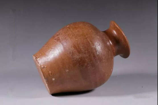 A BROWN-GLAZED JAR EASTERN WEI DYNASTY (386-534) - Foto 3