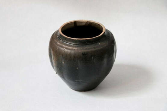 A BLACK-GLAZED JAR YAO ZHOU YAO SONG DYNASTY (960-1279) - photo 2