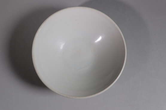 A WHITE-GLAZED CUP XING YAO TANG DYNASTY (618-907) - photo 1