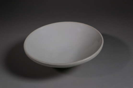 A WHITE-GLAZED CUP XING YAO TANG DYNASTY (618-907) - photo 2