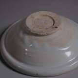 A WHITE-GLAZED CUP XING YAO TANG DYNASTY (618-907) - photo 3