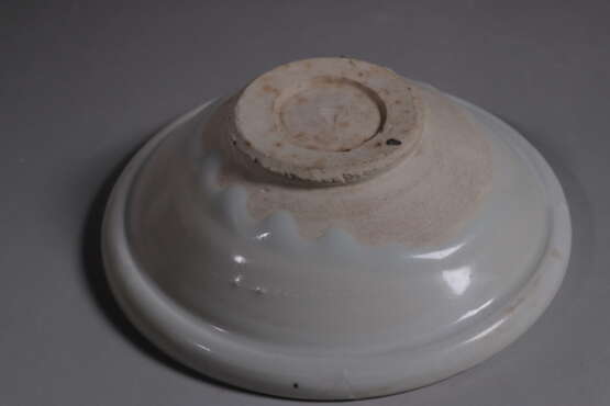 A WHITE-GLAZED CUP XING YAO TANG DYNASTY (618-907) - photo 3