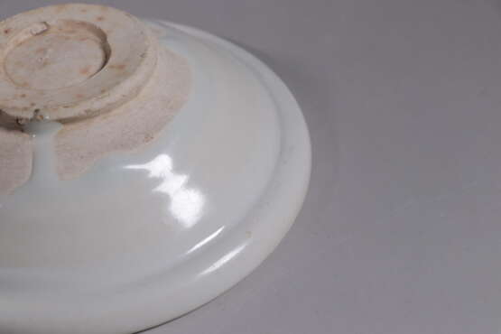 A WHITE-GLAZED CUP XING YAO TANG DYNASTY (618-907) - photo 4