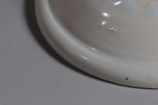 A WHITE-GLAZED CUP XING YAO TANG DYNASTY (618-907) - photo 5