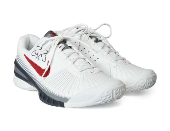 ROGER FEDERER'S CHAMPION SNEAKERS - фото 1