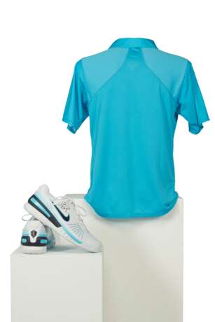 ROGER FEDERER'S TOURNAMENT SHIRT AND SNEAKERS - фото 2