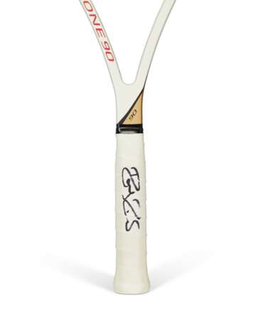 ROGER FEDERER'S TOURNAMENT RACKET - photo 2