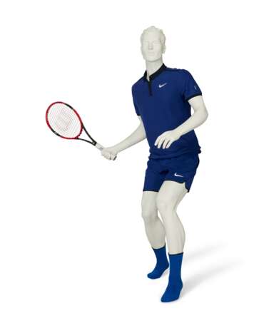 ROGER FEDERER'S TOURNAMENT OUTFIT AND RACKET - Foto 1