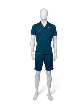 ROGER FEDERER'S CHAMPION OUTFIT AND RACKETS - фото 1