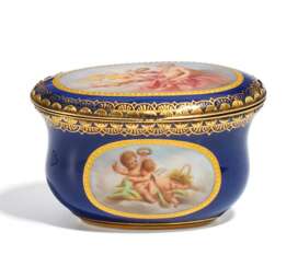 Meissen, Small anatomical snuffbox with putti scenes