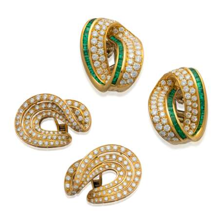 NO RESERVE - PAIR OF DIAMOND EARRINGS; TOGETHER WITH A PAIR OF DIAMOND AND EMERALD EARRINGS - Foto 1