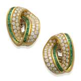 NO RESERVE - PAIR OF DIAMOND EARRINGS; TOGETHER WITH A PAIR OF DIAMOND AND EMERALD EARRINGS - photo 4