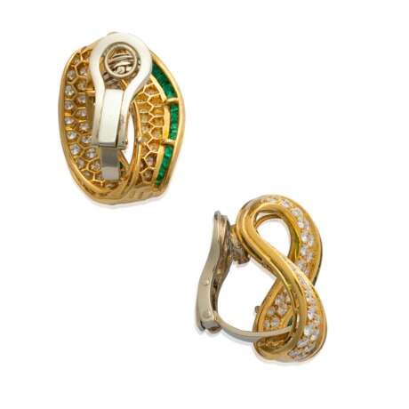 NO RESERVE - PAIR OF DIAMOND EARRINGS; TOGETHER WITH A PAIR OF DIAMOND AND EMERALD EARRINGS - фото 5