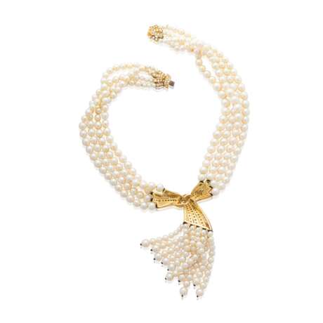 CULTURED PEARL, DIAMOND AND GOLD NECKLACE AND EARRING SET - photo 3