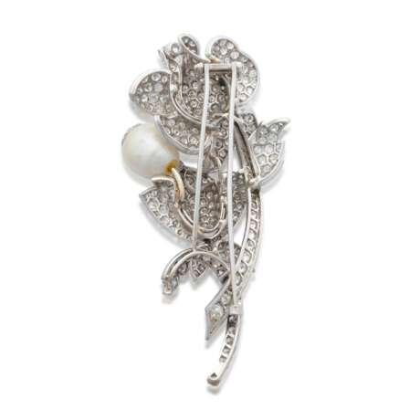 NO RESERVE - DIAMOND AND CULTURED PEARL BROOCH - Foto 3