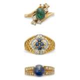 NO RESERVE - TWO SAPPHIRE AND DIAMOND RINGS; TOGETHER WITH EMERALD AND DIAMOND RING - Foto 1