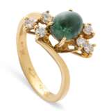 NO RESERVE - TWO SAPPHIRE AND DIAMOND RINGS; TOGETHER WITH EMERALD AND DIAMOND RING - Foto 10