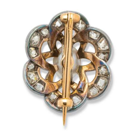 NO RESERVE - TWO DIAMOND BROOCHES; TOGETHER WITH A CULTURED PEARL AND DIAMOND BROOCH AND A SPINEL AND DIAMOND BROOCH - Foto 3