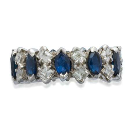 GROUP OF SAPPHIRE AND DIAMOND JEWELLERY; TOGETHER WITH THREE DIAMOND RINGS - Foto 5