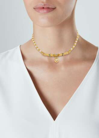NO RESERVE - COLOURED DIAMOND, DIAMOND AND CULTURED PEARL NECKLACE; TOGETHER WITH A DIAMOND RING - Foto 7