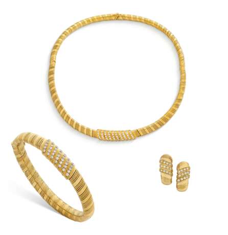 GOLD AND DIAMOND NECKLACE, BANGLE AND EARRING SUITE - фото 1