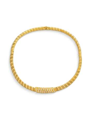 GOLD AND DIAMOND NECKLACE, BANGLE AND EARRING SUITE - фото 2