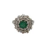 Ring mit Smaragd und Brillanten von zusammen ca. 1,3 ct, - Foto 2