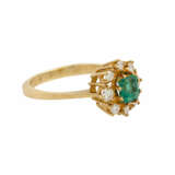 Ring mit Smaragd umgeben von Brillanten, - Foto 1