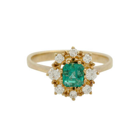 Ring mit Smaragd umgeben von Brillanten, - фото 2