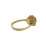 Ring mit Smaragd umgeben von Brillanten, - Foto 3