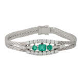 Armband mit Smaragden und Diamanten von zusammen ca. 1,5 ct, - photo 1