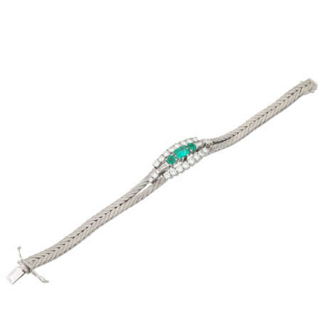 Armband mit Smaragden und Diamanten von zusammen ca. 1,5 ct, - Foto 3