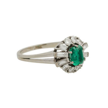 Ring mit Smaragd und Diamanten von zusammen ca. 0,5 ct, - фото 1