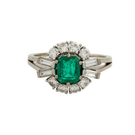 Ring mit Smaragd und Diamanten von zusammen ca. 0,5 ct, - фото 2
