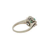 Ring mit Smaragd und Diamanten von zusammen ca. 0,5 ct, - Foto 3