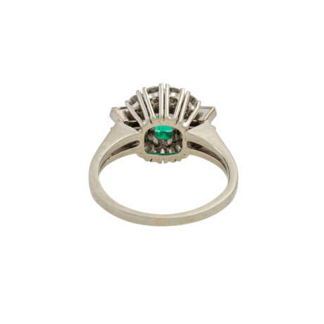 Ring mit Smaragd und Diamanten von zusammen ca. 0,5 ct, - photo 4