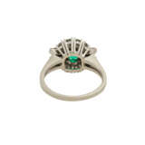 Ring mit Smaragd und Diamanten von zusammen ca. 0,5 ct, - фото 4