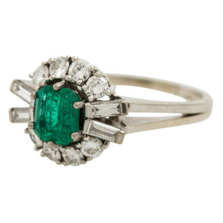 Ring mit Smaragd und Diamanten von zusammen ca. 0,5 ct, - Foto 5