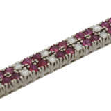 Armband mit Rubinen und Brillanten von zusammen ca. 2,5 ct, - Foto 4