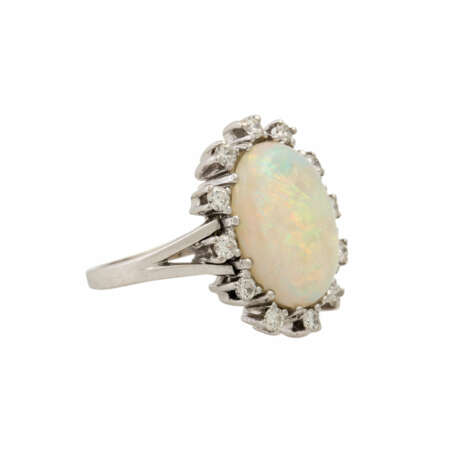 Ring mit weißem Opal umgeben von 12 Brillanten zusammen ca. 0,2 ct, - Foto 1
