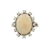 Ring mit weißem Opal umgeben von 12 Brillanten zusammen ca. 0,2 ct, - Foto 2