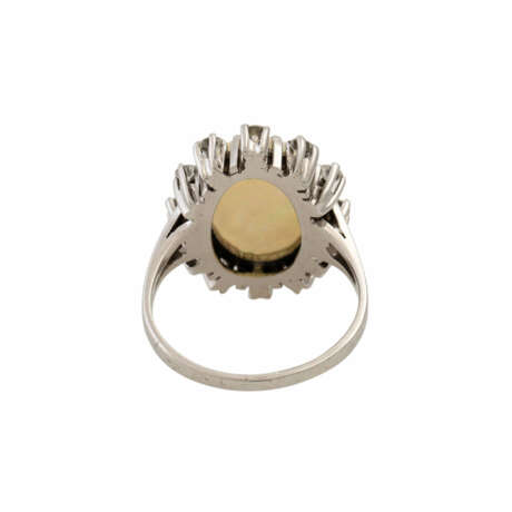 Ring mit weißem Opal umgeben von 12 Brillanten zusammen ca. 0,2 ct, - фото 4