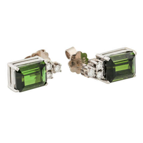 Ohrringe mit grünen Turmalinen und 6 Brillanten zusammen ca. 0,24 ct, - фото 3