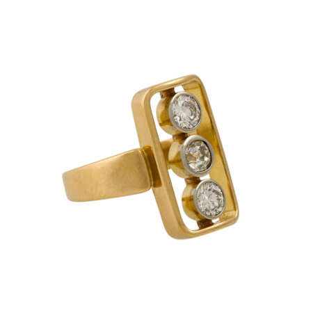 Ring mit 2 Brillanten und 1 Altschliff- Diamant zusammen ca. 1,0 ct, - фото 1