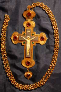 Croix pectorale premium avec décorations.