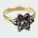 Ring mit Granat Blüte - Gelbgold 333 - фото 1