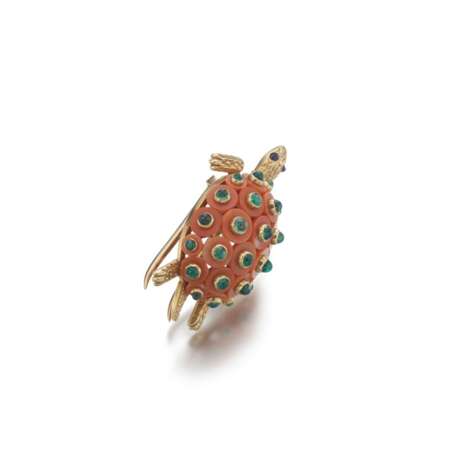Coral, emerald and sapphire brooch, Cartier, circa 1950 - photo 2