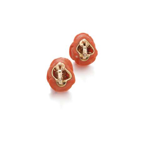 Pair of coral and diamond ear clips, Cartier, 1960s - Foto 3